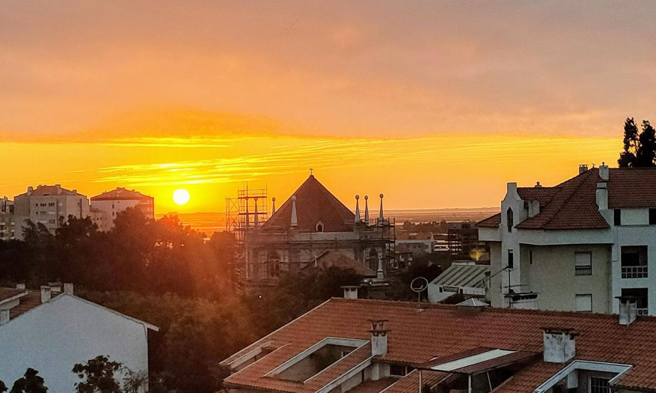 Yellow House Aveiro Smart Tv And Garage Esterno foto