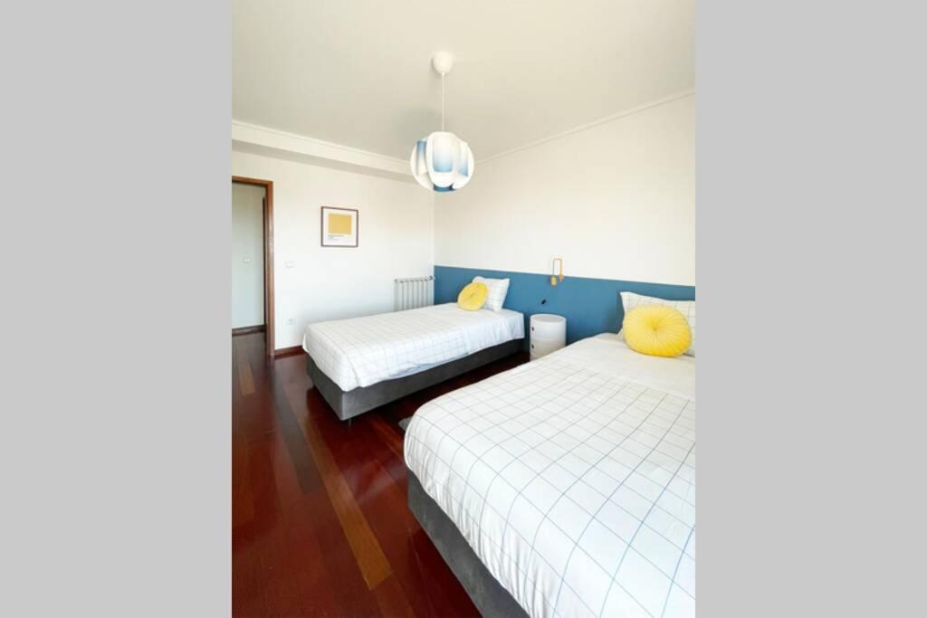 Yellow House Aveiro Smart Tv And Garage Esterno foto